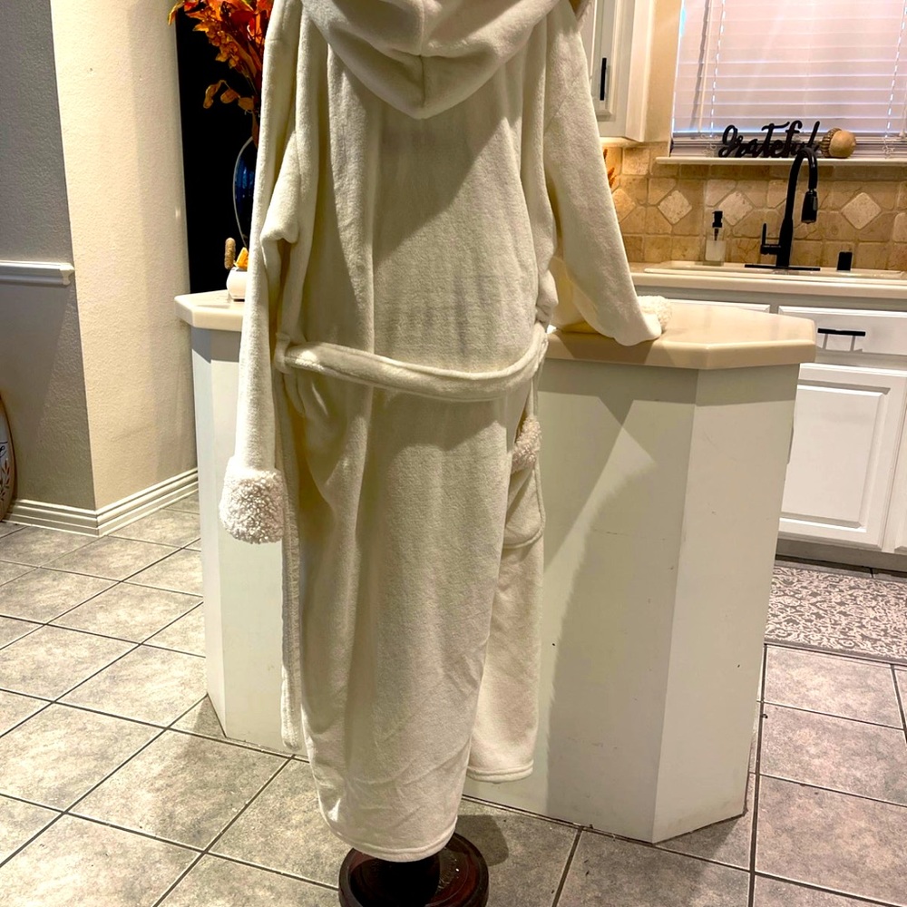 Robe (L) - Picture 8 of 11